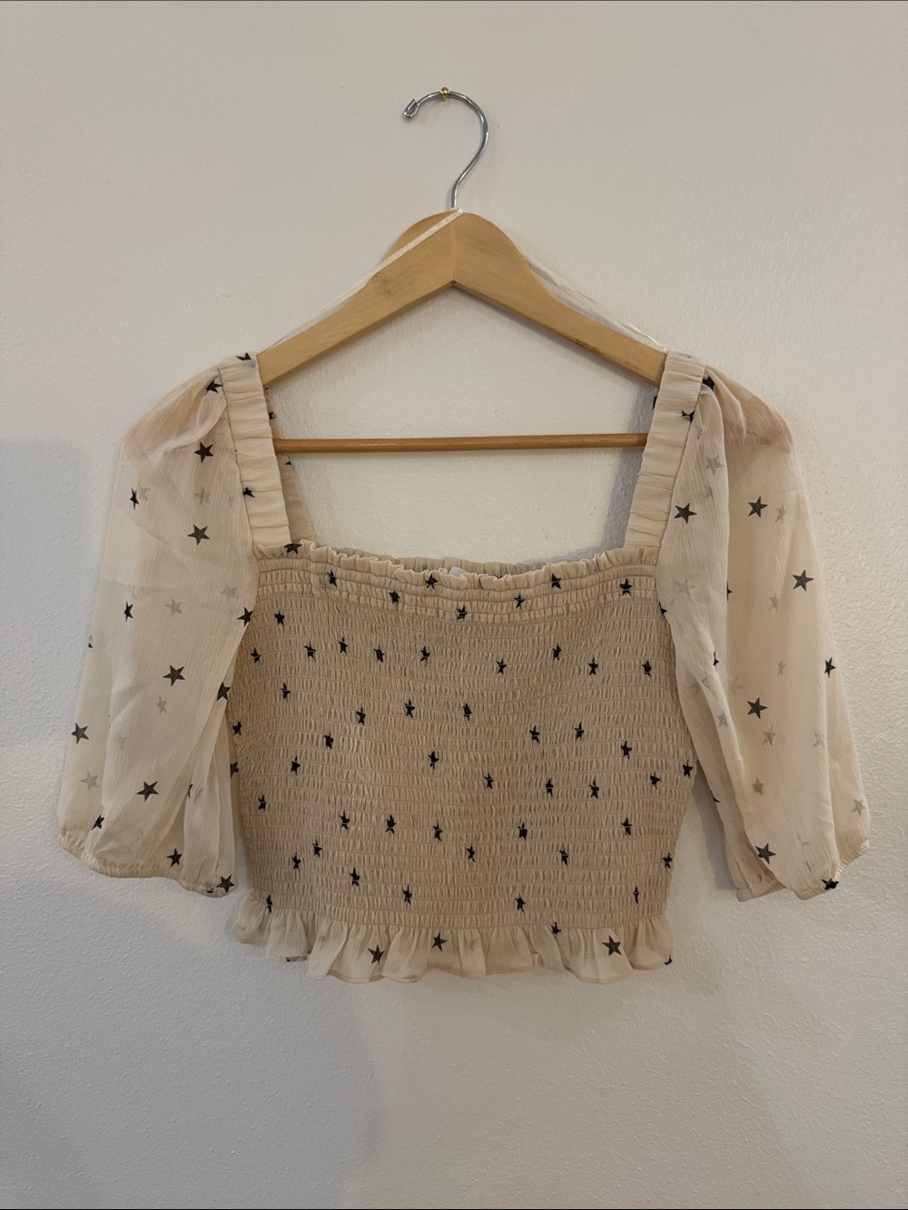 Le Lis Beige Star-Print Smocked Puff Sleeve Crop Top